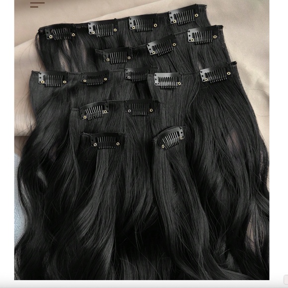Black wavy Clip in hair extensions for Women - Realistic look, long hair - Picture 9 of 11